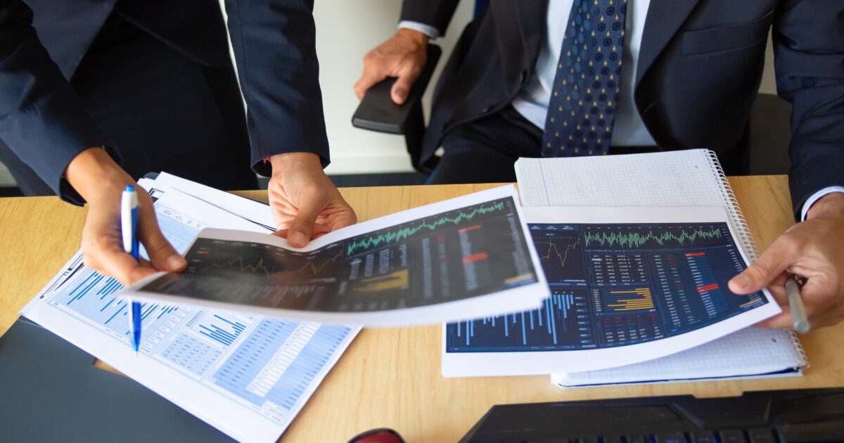 Investor and trader discussing statistic data