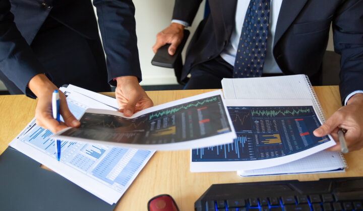 Investor and trader discussing statistic data